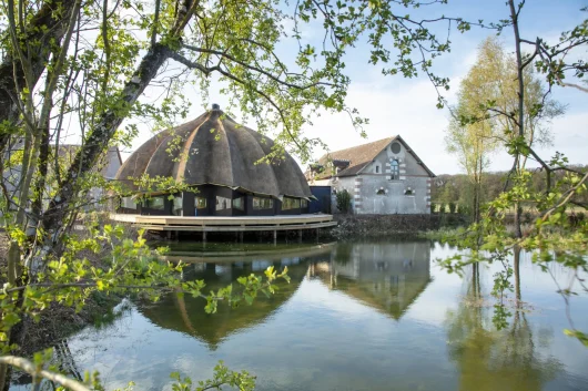 Le restaurant Le Grand Chaume au bord de l'eau au Domaine de Chaumont-sur-Loire