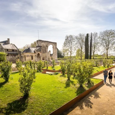 Visiteurs dans les allées du jardin du Prieuré Saint-Cosme