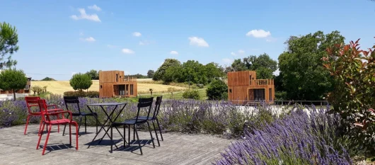 Terrasse avec une table et des chaises au Manège de la Chapinière