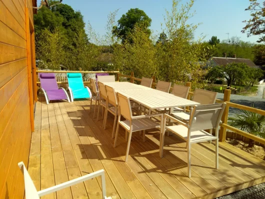 Grande table sur la terrasse du Cottage Le Guépard