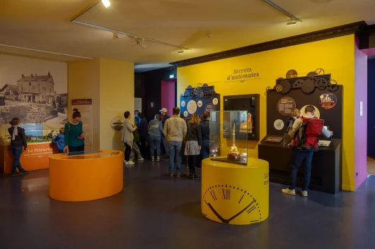 Visiteurs dans la salle Robert Houdin de la Maison de la magie