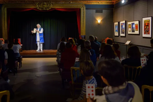 Spectacle d'un magicien dans le salon des magiciens de la Maison de la Magie