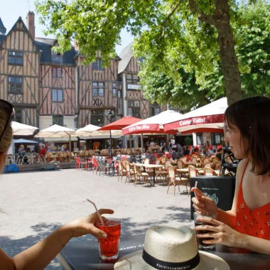 Deux personnes qui boivent un verre en terrasse sur la Place Plumereau à Tours