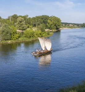 Bateau traditionnel qui navigue sur la Loire