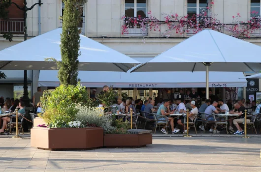 Terrasses du Studio 16 à Orléans sous les parasols