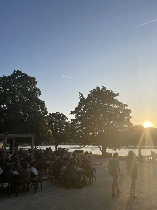 La guinguette Une Pause en Loire de Blois au coucher du soleil