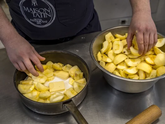 Pommes découpées en quartier dans un poêle