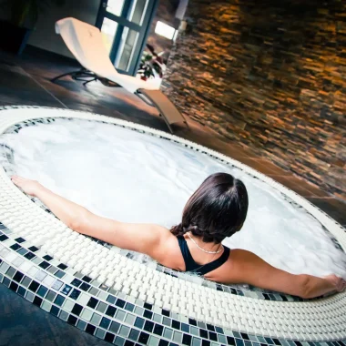 Femme se détendant dans un jacuzzi