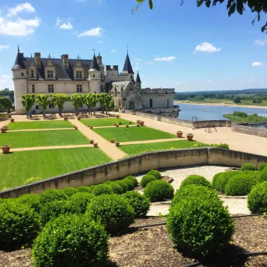 Cliché du château royan d'Amboise et de son jardin