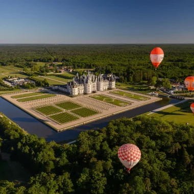 Vue du ciel du château de Chambord et de ses jardins avec des montgolfières
