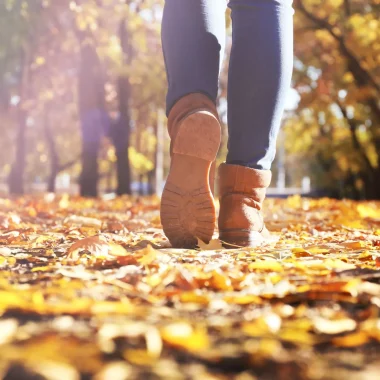 Personne qui marche dans les feuilles d'automne
