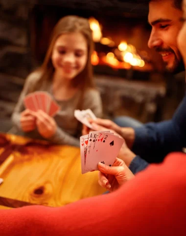Famille jouant aux cartes autour d'une table