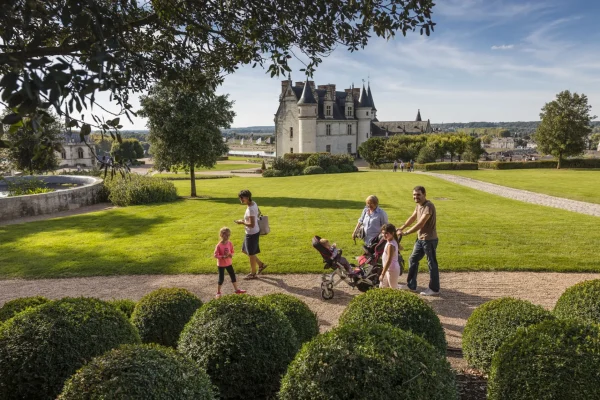 Famille qui se balade dans les jardins du château Royal d'Amboise