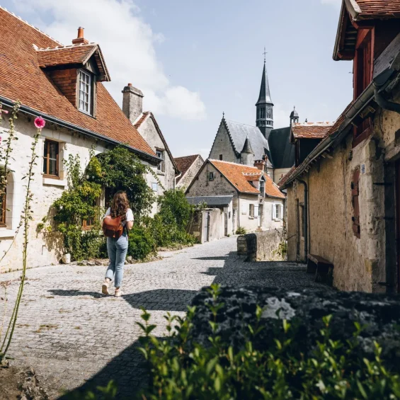 Femme qui se balade dans le village de Montrésor