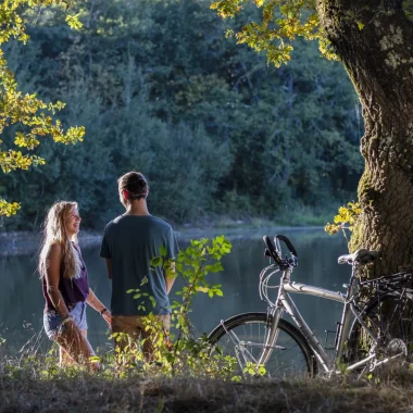 Couple avec des vélos au bord d'un étang en Sologne