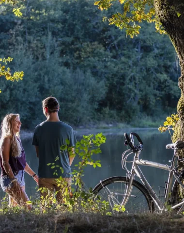 Couple avec des vélos au bord d'un étang en Sologne