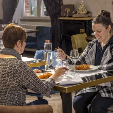 Deux dames qui mangent une part de tarte Tatin à la Maison Tatin