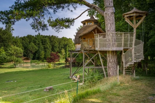 La cabane La Roche Bellin dans une prairie