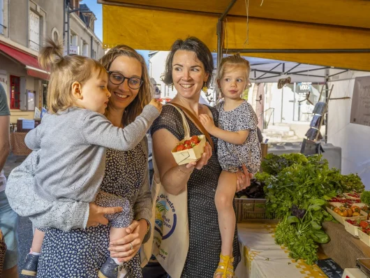 Des femmes et deux petites filles dans le marché de Blois.