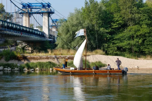 Bateau passant sous un pont