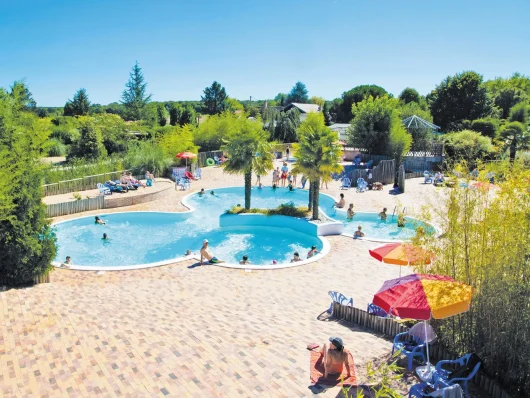 Une piscine dans le camping du domaine Les Bois du Bardelet