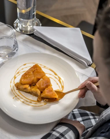 Femme dégustant une tarte Tatin