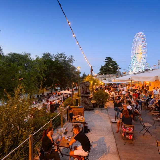 Soirée en bord de Loire, groupe de gens qui se désaltèrent à la guinguette