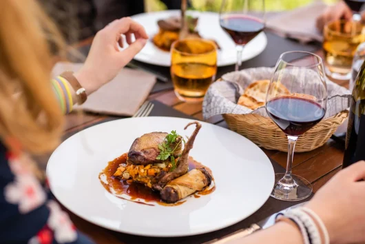 Assiette et verres de vin, table de restaurant