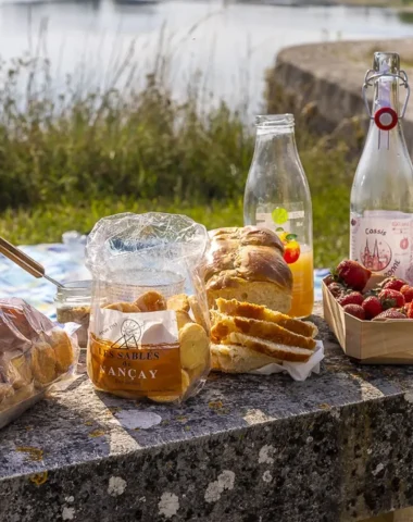 Biscuits, jus de fruits, fruits, fromage, rillettes sur un présentoir en bord de Loire