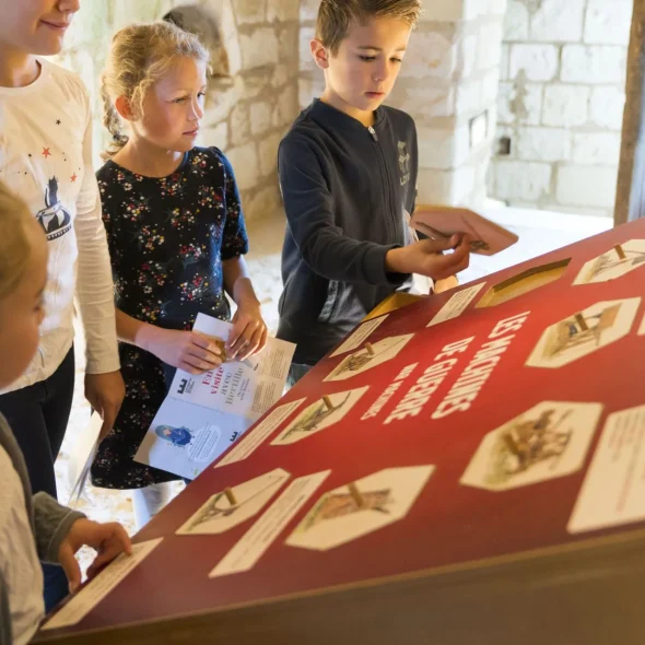 Enfants visitant la Forteresse royale de Chinon