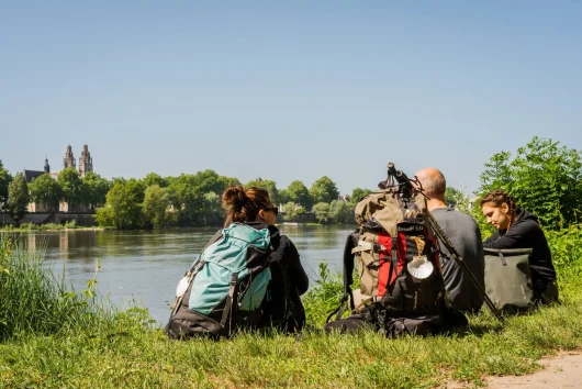 Des personnes assises devant un lac