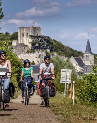 Cyclotouristes dans la ville de Montrichard