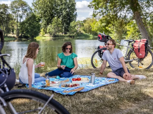 Cyclistes qui pique-nique en bord de Loire
