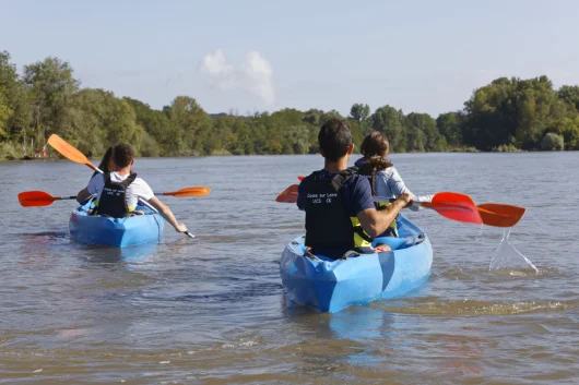 2 canoes avec un couple dans chaque et qui se balade sur la Loire