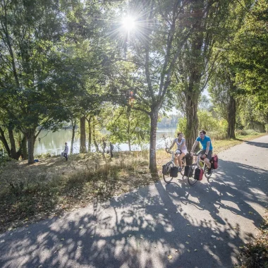 Couple de cyclistes le long de la Loire, sous les arbres