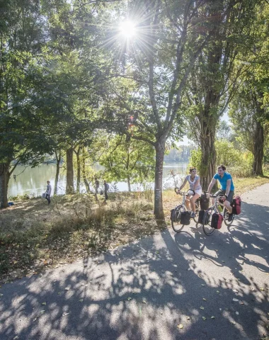 Couple de cyclistes le long de la Loire, sous les arbres