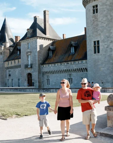Famille devant le château