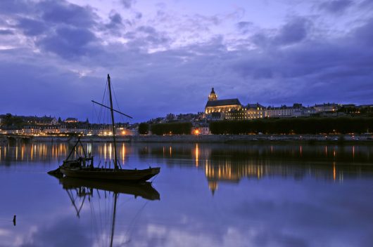 La ville de Blois et la Loire le soir