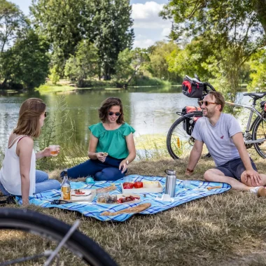 Une famille pique-nique lors d'une balade à vélo à Chissay