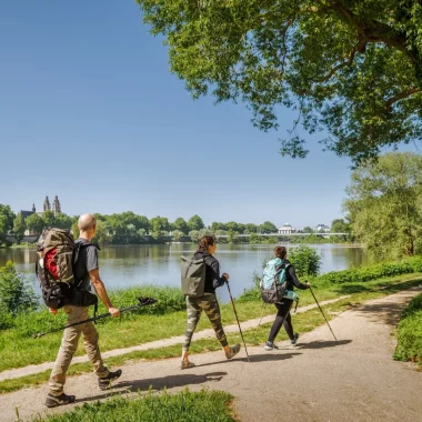 Randonneurs sur le GR3 à Tours