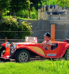 Enfant dans une voiture dans le Parc des Mini-Châteaux