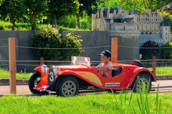 Enfant dans une voiture dans le Parc des Mini-Châteaux