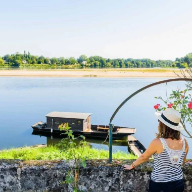 femme au bord de l'eau