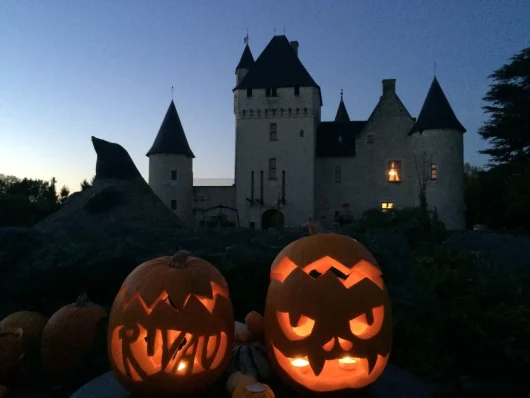 Citrouilles creusées et éclairées devant le château du Rivau