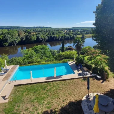 Vue sur la piscine et sur la vallée