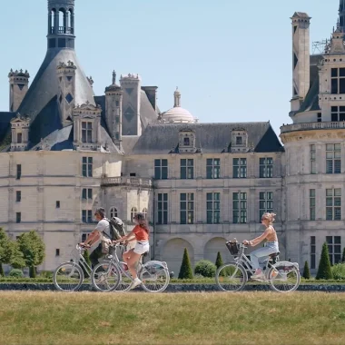 Cyclistes devant le chateau de Chambord
