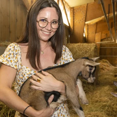 Jeune femme tenant un chevreau dans ses bras