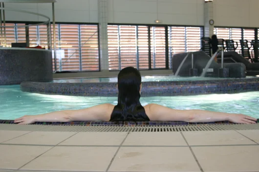 femme de dos dans une piscine aux balnéades à Orléans
