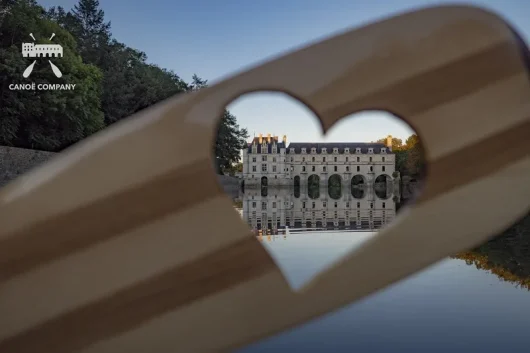 Pagaie de canoé avec un cœur lassant apercevoir le château de Chenonceau