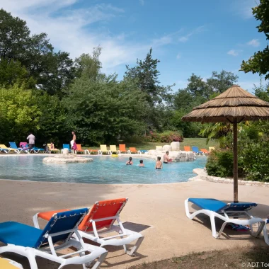 Plage de la piscine du camping